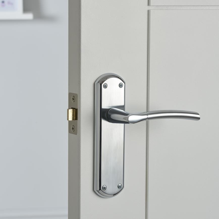 Howdens Newington Dual-Tone Chrome Lever on Backplate Latch Door Handle Pair