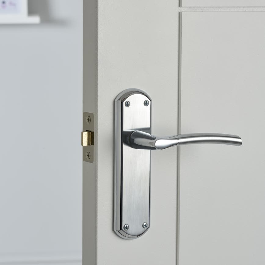 Howdens Newington Dual-Tone Chrome Lever on Backplate Latch Door Handle Pair