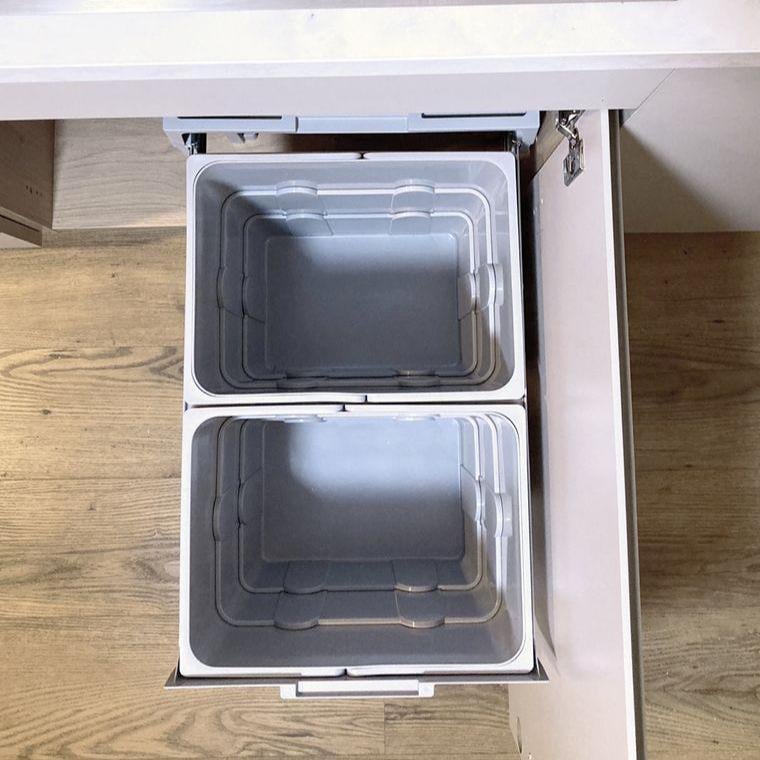 32L Pull Out Kitchen Bin - Ninka easyWaste - Base Mounted Integrated Recycling Bin - 2 x 16L Cabinet Waste Bin - Hinged Door Cupboard Bin